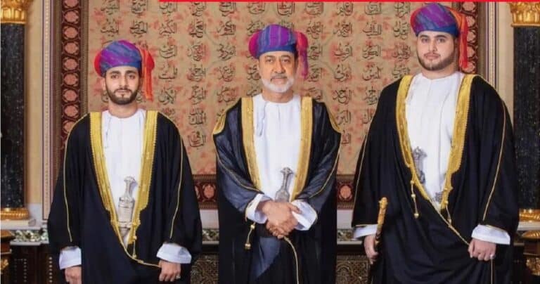 بلعرب بن هيثم إلى جانب والده السلطان هيثم وشقيقه ذي يزن watanserb.com