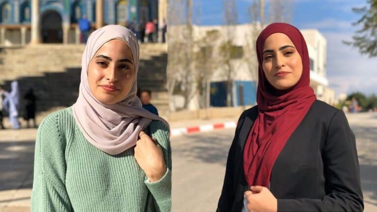 قوات الاحتلال تعتقل أيقونة الشيخ جراح منى الكرد الصحفية المقدسية منى الكرد watanserb.com