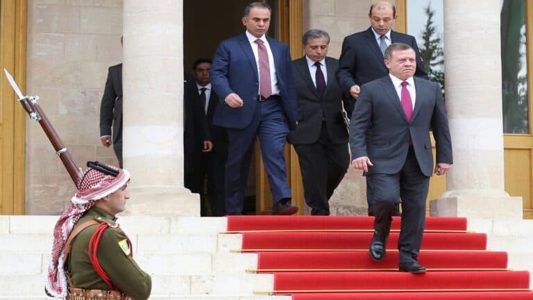 الملك الأردن يفوض سمير الرفاعي لاجراء اصلاحات سياسية watanserb.com