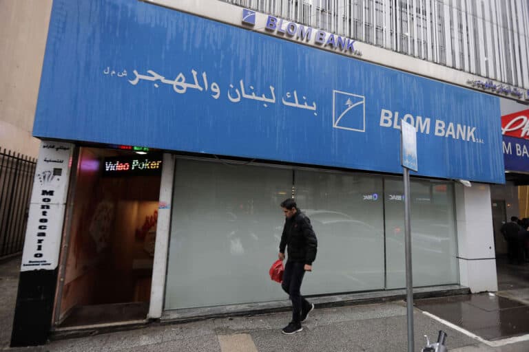المصرف المركزي اللبناني يقرر الإفراج عن أموال المودعين بالبنوك وهذا المبلغ باستطاعتهم سحبه شهرياً المصرف المركزي اللبناني يقرر الافراج عن أموال المودعين watanserb.com