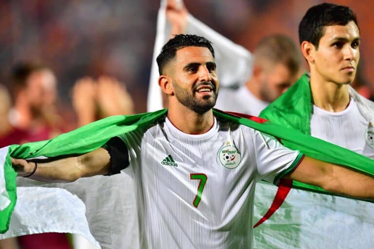 رياض محرز والموقف الطريف مع مدرب منتخب الجزائر جمال بلماضي watanserb.com