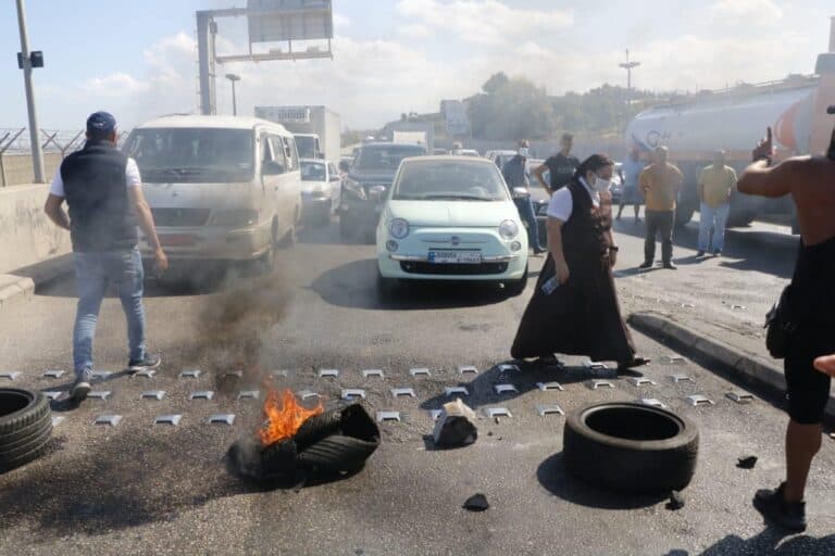 إضراب عام في لبنان وقطع للطرقات بمعظم مناطق البلاد ووزير الطاقة يزيد الطين بلة (فيديو) احتجاجات في لبنان watanserb.com