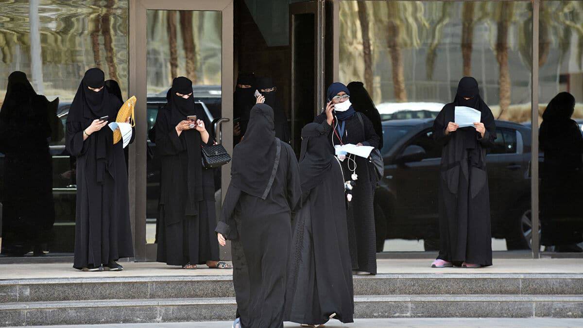 مديرة مدرسة تعرض نفسها لزواج المسيار وتصف جسدها