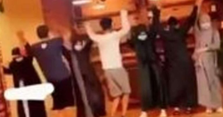 رقص جماعي لشباب وفتيات بأحد المقاهي في السعودية يثير الجدل (فيديو) رقص جماعي في السعودية watanserb.com