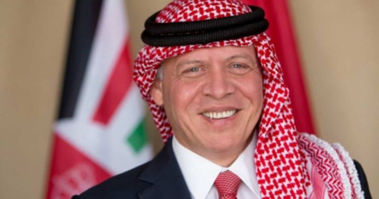 الملكة رانيا جعلته محبوباً في أوساط الفلسطينيين.. صحيفة تقترح على ملك الأردن هذه الحلول لإرضاء شعبه ملك الأردن والملكة رانيا watanserb.com