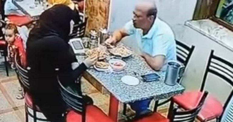 ما فعلته مصرية بزوجها داخل محل كشري يفجر جدلا واسعا (فيديو) زوجة مصرية تعتدي على زوجها watanserb.com