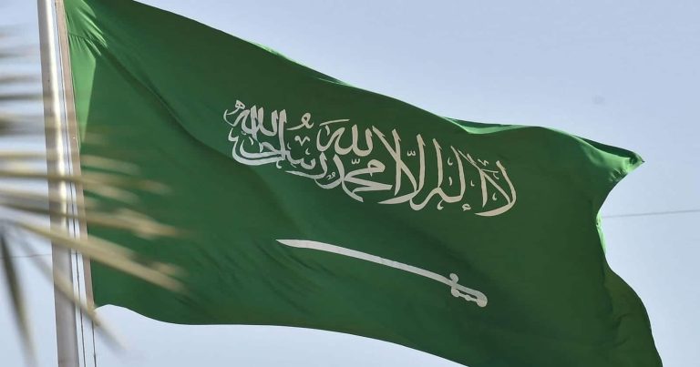 سعوديات يثرن الجدل بتصرفهن داخل مقهى بعد رؤيتهن أحد المشاهير! سعوديات داخل مقهى watanserb.com