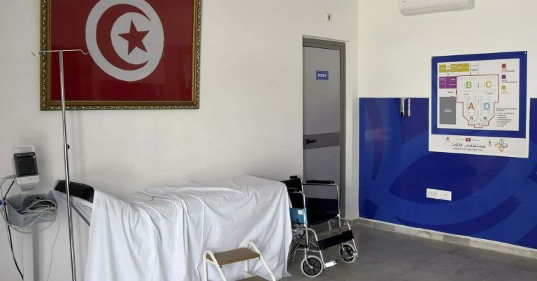 مدير مستشفى تونسي ينهار باكياً مع اقتراب نفاذ الأوكسجين عن مرضى كورونا (فيديو) watanserb.com