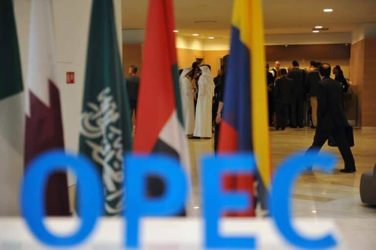 أزمة الرياض وأبوظبي تشتعل.. اجتماع “أوبك+” ألغي بآخر دقيقة ومخاوف من ارتفاع أسعار النفط اجتماع أوبك بلس watanserb.com