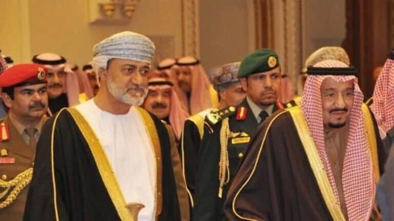 السلطان هيثم يلتقي الملك سلمان وولي عهده في السعودية بعد أيام والطريق المشترك يهمش الإمارات السلطان هيثم والملك سلمان watanserb.com