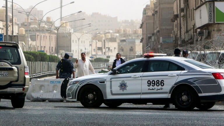 غضب كويتي بعد افتضاح أمر مسؤول حكومي اختطف شاب من البدون وحاول اغتصابه مسؤول حكومي كويتي متهم باختطاف شاب ومحاولة الاعتداء عليه watanserb.com