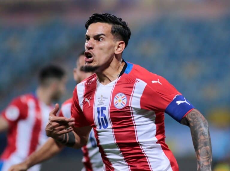 لاعب الباراغواي يتهجم على حكم مباراة بعد طرده في كوبا أمريكا (شاهد) الباراغواي والبيرو watanserb.com
