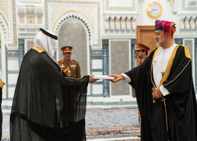 من هو عبدالله بن سعود العنزي الذي قابل السلطان هيثم ليعتمده سفيرا سعوديا فوق العادة؟ عبدالله بن سعود العنزي والسلطان بن هيثم watanserb.com