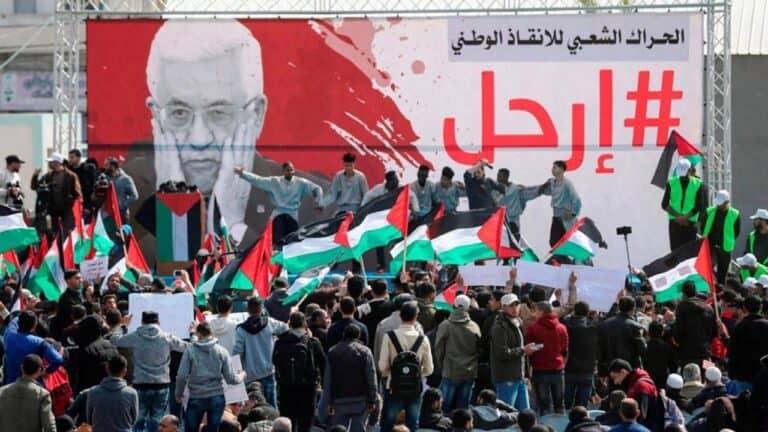 صحيفة تكشف: السلطة الفلسطينية أعدت خطة لتصدير أزمتها إلى غزة هذه تفاصيلها السلطة الفلسطينية وغزة watanserb.com