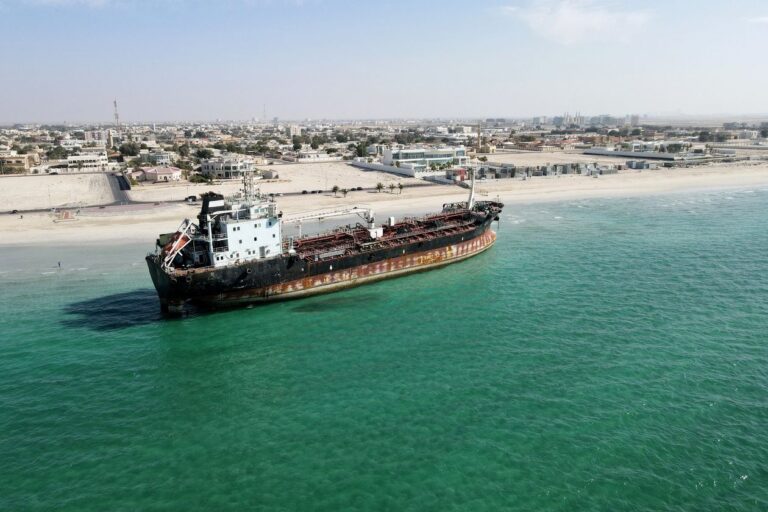 صحيفة "وول ستريت جورنال" الأمريكية تتطرق إلى ما وراء مأزق أوبك مؤكدةً أن الخلاف الاماراتي السعودي أدّى إلى تدخل الولايات المتحدة watanserb.com