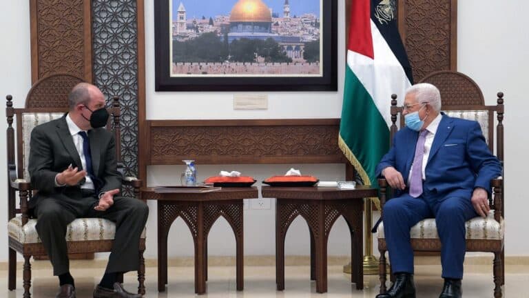جولة هادي عمرو الاستكشافية وشروط محمود عباس المتواضعة للتفاوض مع إسرائيل محمود عباس وهادي عمرو watanserb.com