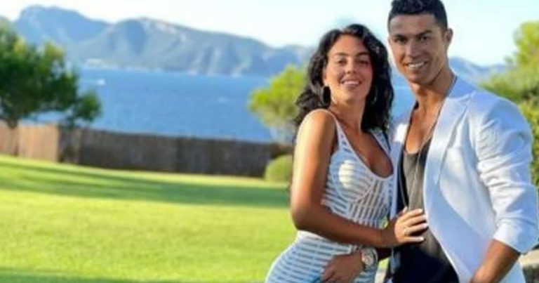 فستان جورجينا رودريغيز من تصميم شاب تونسي كاد يُحرجها بسبب منطقة الصدر! فستان جورجينا رودريغيز watanserb.com