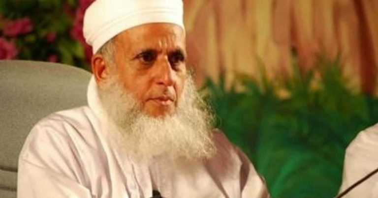 مفتي سلطنة عمان يتوشح بالكوفية الفلسطينية دعما للمقاومة (شاهد) مفتي عمان الشيخ أحمد الخليليwatanserb.com
