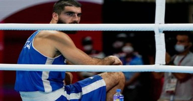 ملاكم يتعارك مع الحكم watanserb.com