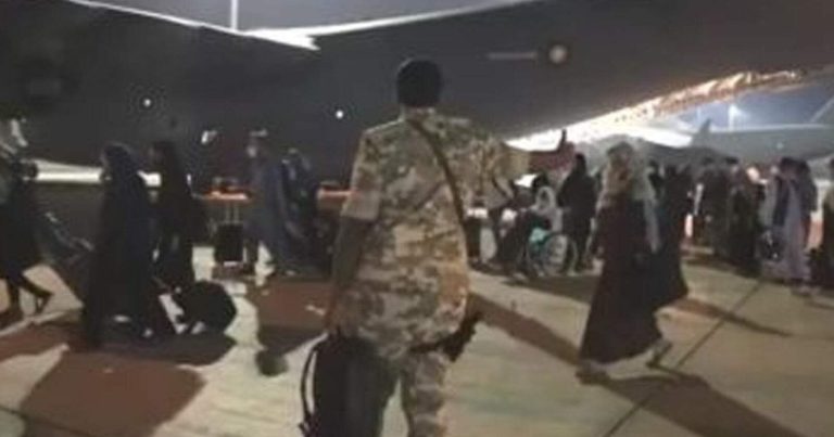 قوات قطرية تجلي مواطنين أفغان watanserb.com