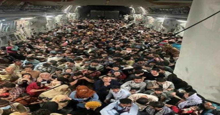صورة تثير ضجة واسعة لفارين أفغان على متن طائرة شحن أمريكية.. إلى أين اتجهت الطائرة ؟ أفغان فارين من طالبان watanserb.com