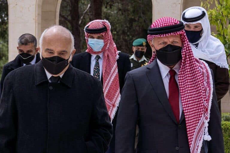 “شاهد” الصور التي نشرها ملك الأردن عبدالله الثاني لنجله الحسين وعمه الحسن ملك الأردن والأمير الحسن بن طلال watanserb.com