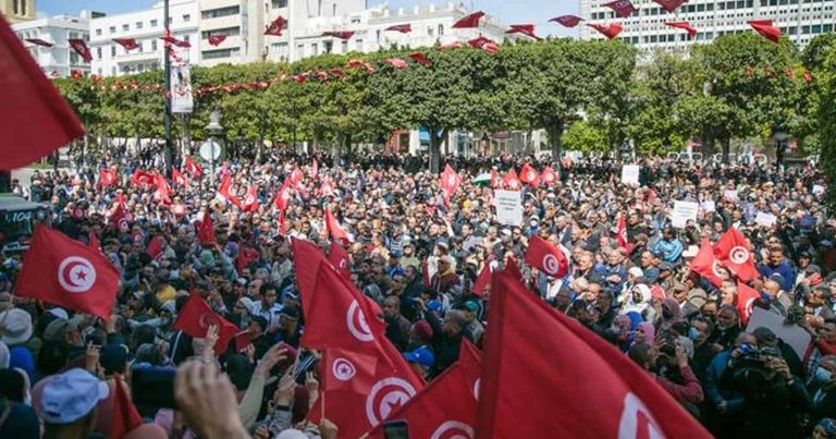 تظاهرات حاشدة في تونس لإسقاط انقلاب قيس سعيد الذي تم بدعم وتخطيط إماراتي (شاهد) تظاهرات في تونس watanserb.com