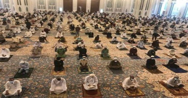 “فرحة عظيمة” .. مشاهد صلاة الجمعة الأولى في سلطنة عمان بعد توقف 18 شهراً بسبب كورونا صلاة الجمعة في سلطنة عمان watanserb.com