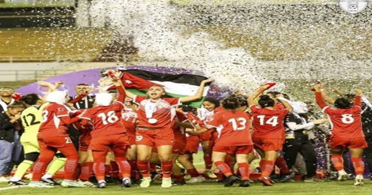 الملكة رانيا العبد الله تهنئ منتخب الأردن للسيدات عقب تتويجهم بكأس العرب (صور) الملكة رانيا ومنتخب الأردن watanserb.com