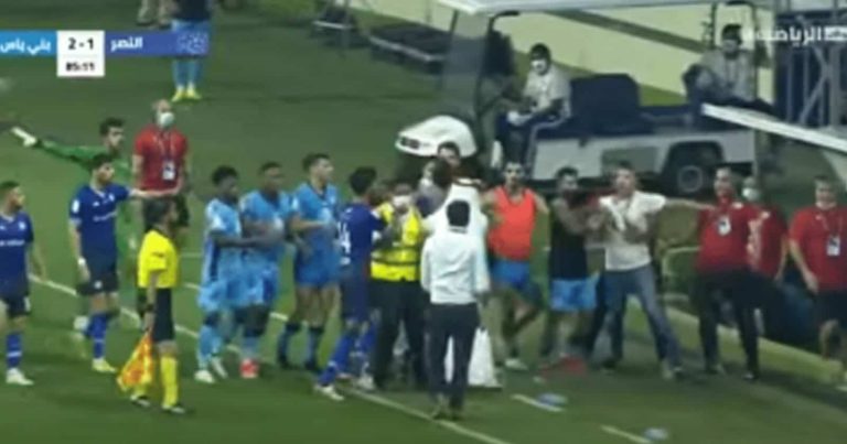 مشاجرة عنيفة في الدوري الإماراتي تنتهي بطرد مدربين ولاعب بالبطاقة الحمراء (شاهد) مشاجرة في الدوري الإماراتي watanserb.com