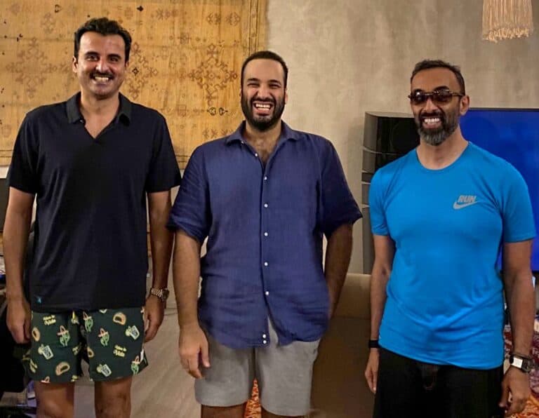 أمير سعودي يعلق على صورة محمد بن سلمان وأمير قطر وطحنون بـِ”الشورت”.. ماذا قال؟! الأمير سطام بن خالد آل سعود watanserb.com