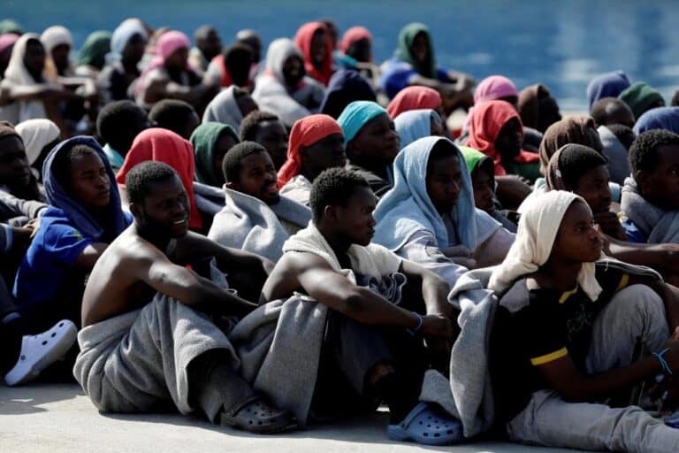 “نحن نتضور جوعاً”.. الإمارات تضطهد العمال الأفارقة وتعاقبهم على أصغر الأخطاء! الإمارات والعمال الأفارقة watanserb.com