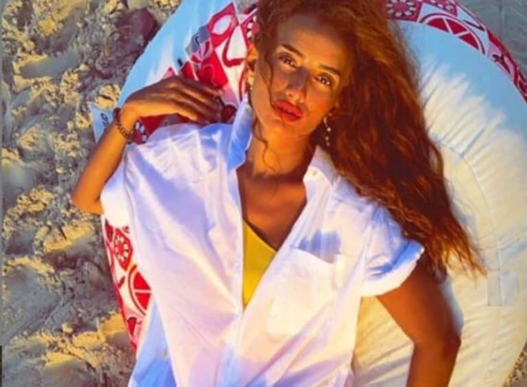 زينة بإطلالة جريئة على الشاطئ ومُتابع ينبهها: (على فكرة نسيتي تلبسي البنطلون)! زينة بإطلالة جريئة على الشاطئ watanserb.com