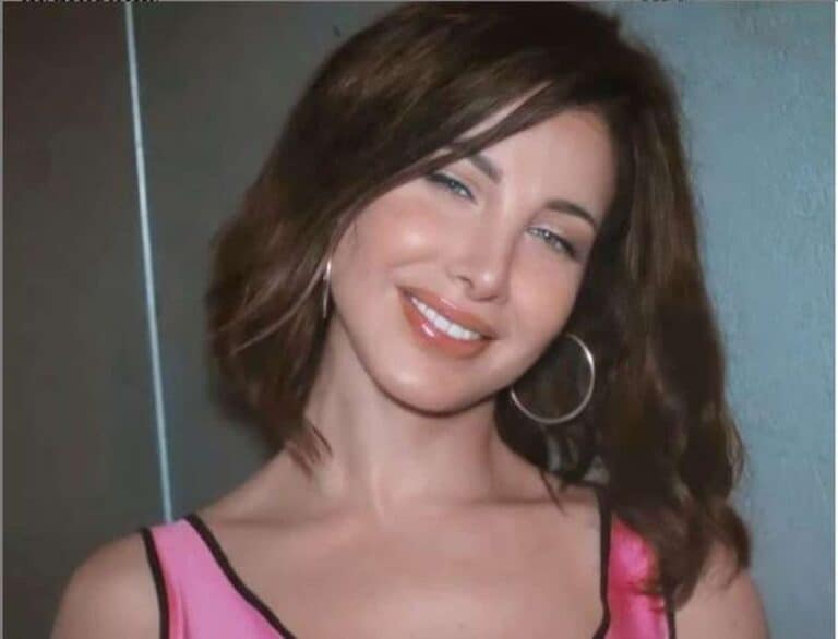 نانسي عجرم تركض بالهوت شوت على شاطئ البحر watanserb.com