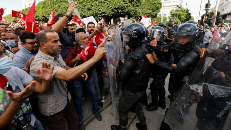 “ارحل يا سعيد”.. اشتباكات بين الأمن والمتظاهرين في تونس احتجاجات تونس ضد قيس سعيد watanserb.com