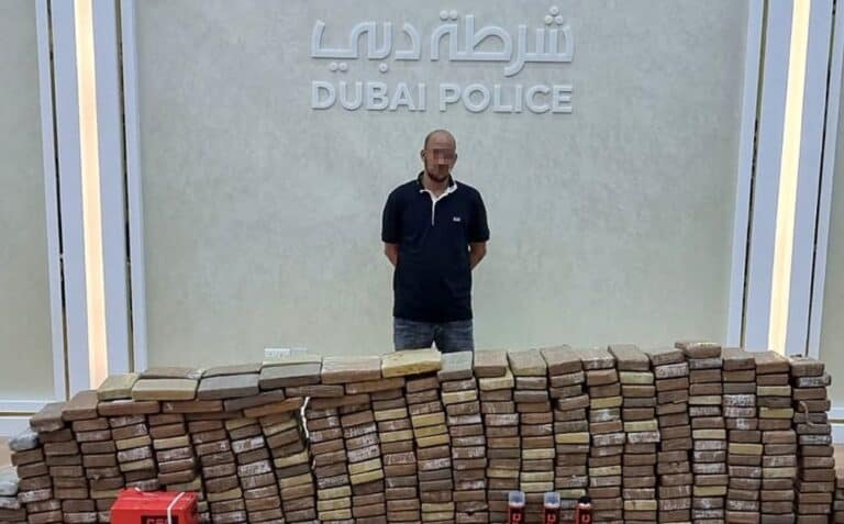 عملية العقرب .. شاهد فيديو ضبط إسرائيلي في دبي وبحوزته 500 كغم مخدرات اعتقال إسرائيلي في دبي للإشتباه فيه بتهريب عشرات الكيلوغرامات من الهيروين في عملية العقرب watanserb.com