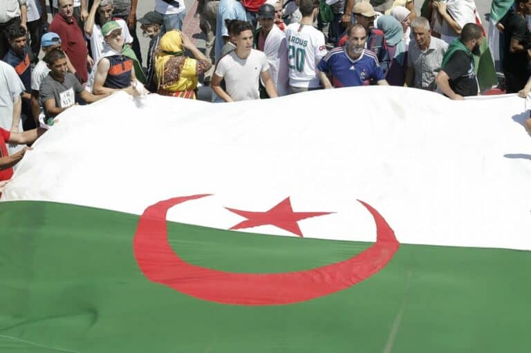 محمد بوزيت والإمارات watanserb.com