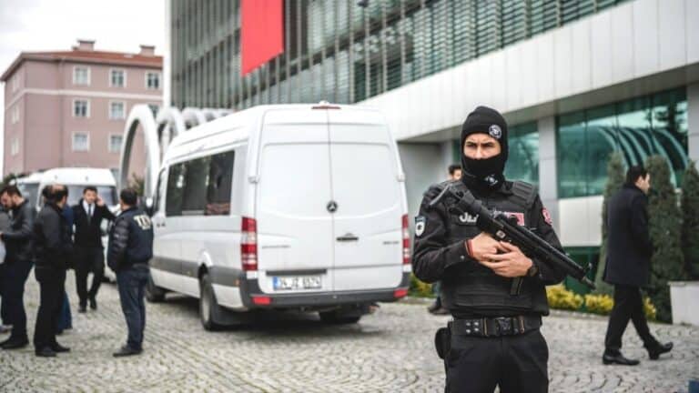 المخابرات التركية تفكك شبكة تجسس للموساد وتعتقل 15 شخصاً نقلوا معلومات حساسة المخابرات التركية تفكك شبكة تجسس اسرائيلية watanserb.com
