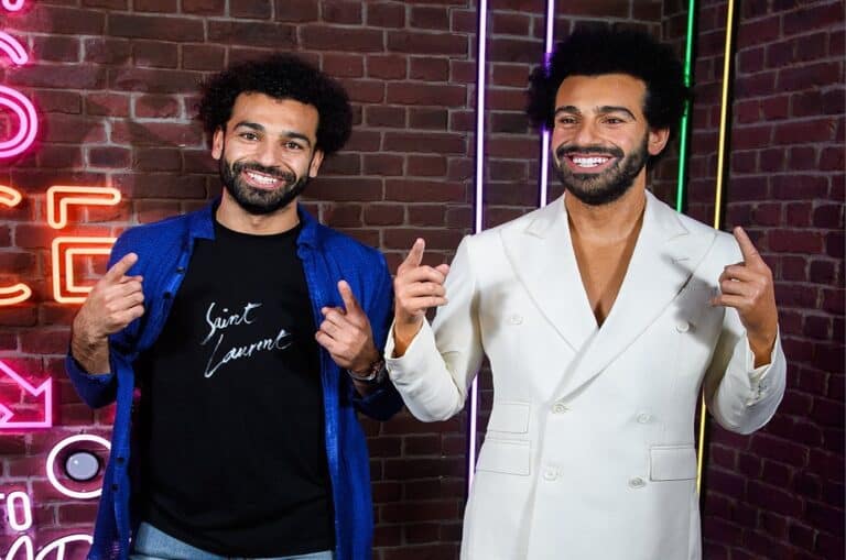 شاهد تمثال “فخر العرب” محمد صلاح في متحف مدام توسو (صور) النجم المصري محمد صلاح يلتقط الصور بجانب تمثاله الشمعي في متحف مدام توسو watanserb.com