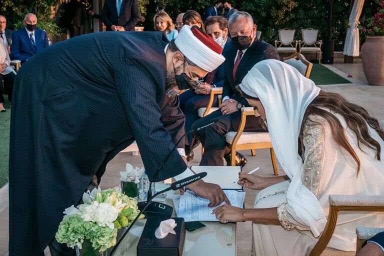 بعد فضائح باندورا.. ملك الأردن عبدالله الثاني يظهر في عقد قران أميرة بالأسرة الحاكمة (شاهد) عقد قران الأميرة شيرين بنت مرعد watanserb.com