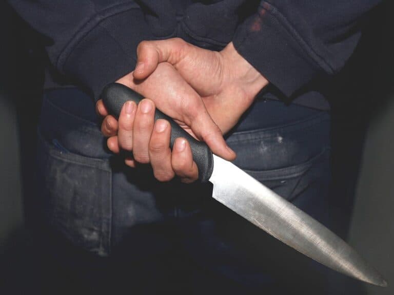 مراهق قتل شقيقتيه طعنا بالسكين وإصابة والدته إصابة خطيرة في ولاية خصب بمحافظة مسندم في سلطنة عمان watanserb.com
