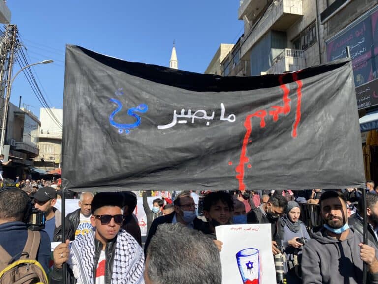 الأردن: نصف مليون دينار كفالة للإفراج عن شاب احتج على اتفاق “الكهرباء مقابل الماء” برعاية الإمارات! الأردن: نصف مليون دينار كفالة للإفراج عن شاب احتج على اتفاق "الكهرباء مقابل الماء" برعاية الإمارات! watanserb.com