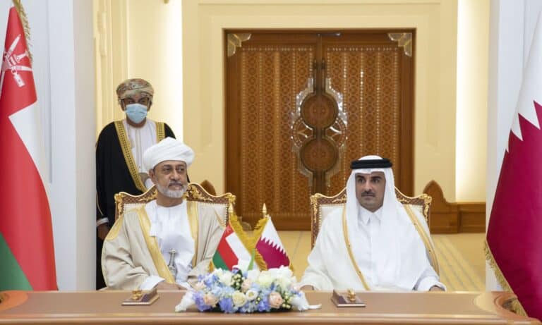 السلطان هيثم بن طارق والشيخ تميم بن حمد يشهدان توقيع 6 اتفاقيات watanserb.com