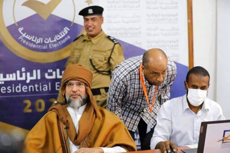 على خطى والده.. شاهد: سيف الإسلام القذافي يحرف القرآن الكريم في أول ظهور علني له سيف الإسلام القذافي يحرف القرآن الكريم watanserb.com