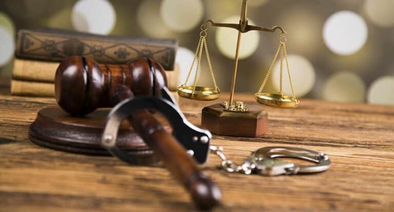 شخصية عمانية فنية شهيرة ستمثل للمحاكمة في قضية رفعها وزير بسبب تغريدة كاتب عماني يكشف عن شخصية عمانية فنية شهيرة ستمثل للمحاكمة في قضية رفعها وزير بسبب تغريدة watanserb.com