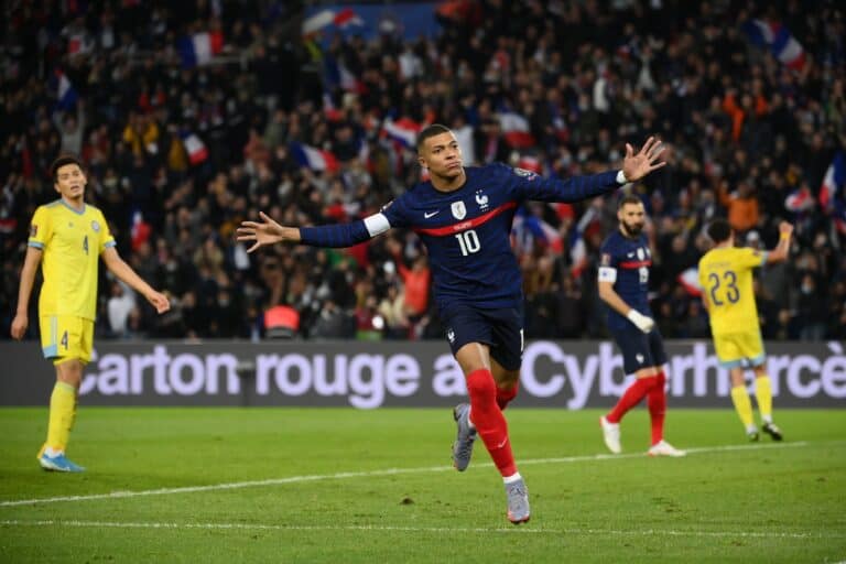النجم الفرنسي كيليان مبابي والاحتفال بتسجيله هدف مع منتخب فرنسا watanserb.com