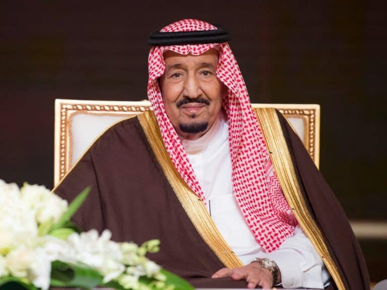 تغريده تركي الحمد تثير الجدل .. هل قصد الملك سلمان؟ الملك سلمان watanserb.com
