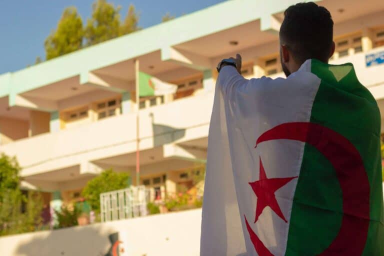 باحث سعودي يهاجم الجزائريين watanserb.com