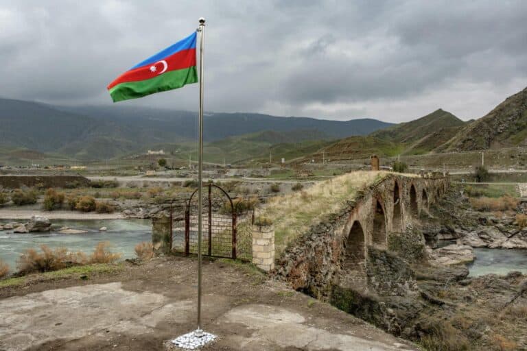 الوعد بالثروة يجمع إيران وأذربيجان بعد التوترات في أرمينيا ايران واذربيجان watanserb.com