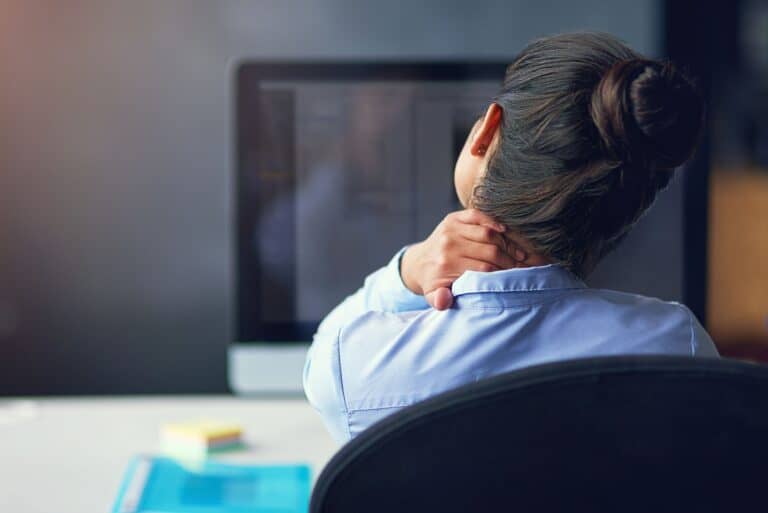 تمارين لتجنب أضرار الجلوس طويلاً watanserb.com